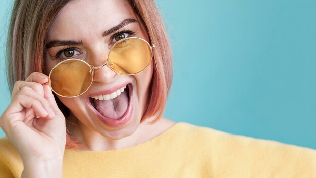 Retrato de modelo con lengua afuera