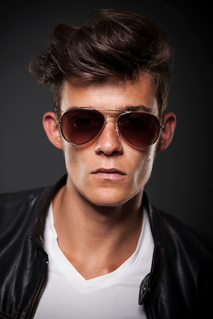 Retrato de modelo masculino con gafas de sol