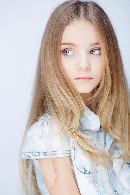 Retrato de modelo de niña hermosa niño con ojos azules.