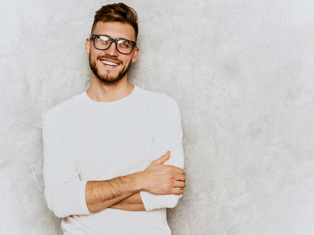 Retrato del modelo sonriente hermoso del hombre de negocios del inconformista que lleva la ropa blanca casual del verano.