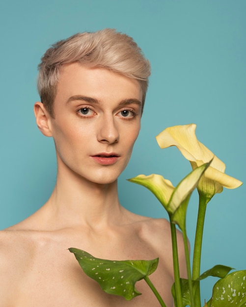 Retrato de modelo de tiro medio con flor