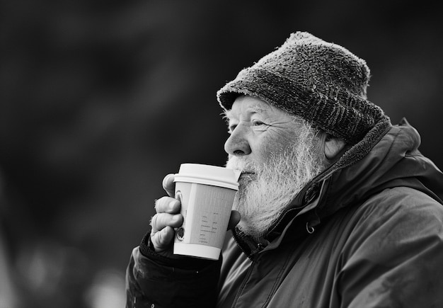 Retrato monocromático de un hombre tomando café