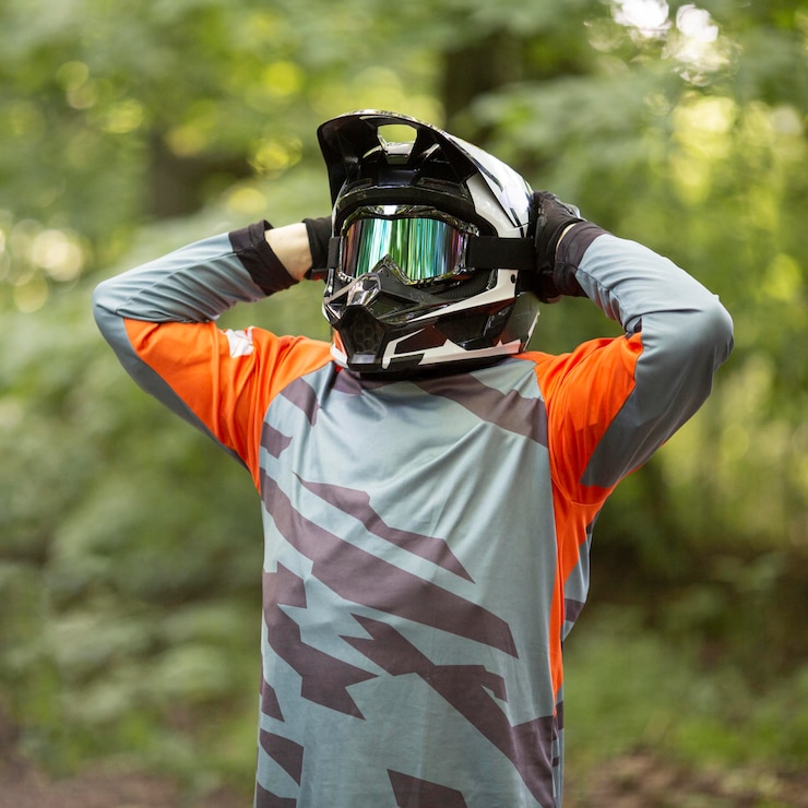 Foto gratuito retrato de motociclista con casco