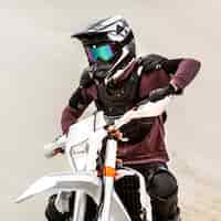 Foto gratuita retrato de motociclista elegante con casco