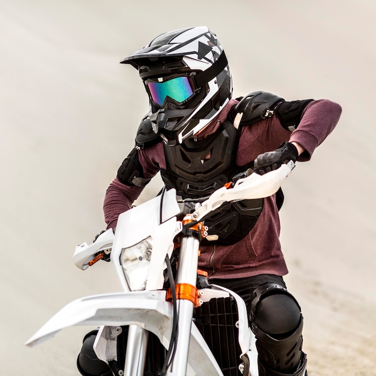 Foto gratuito retrato de motociclista elegante con casco