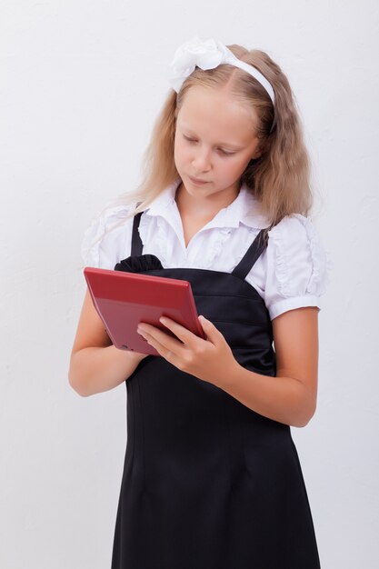 Retrato de muchacha adolescente con calculadora en blanco