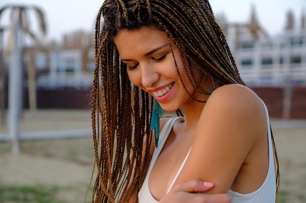 Retrato de muchacha atractiva modelo asiático con peinado trenzado.