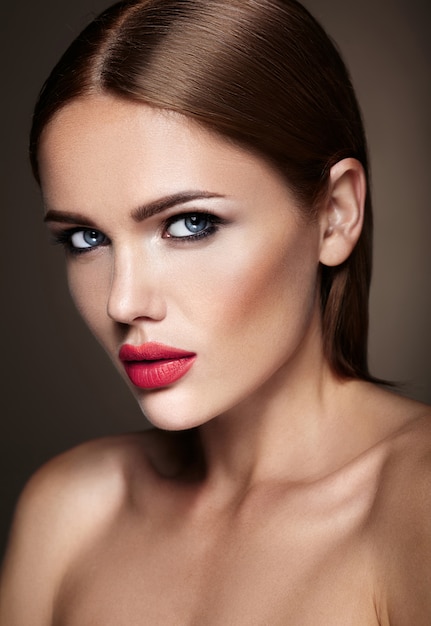 Retrato de muchacha hermosa modelo con maquillaje de noche y peinado romántico. labios rojos