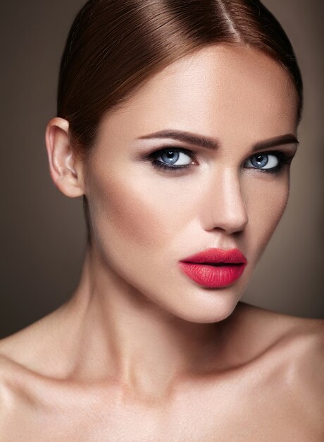 Retrato de muchacha hermosa modelo con maquillaje de noche y peinado romántico. labios rojos