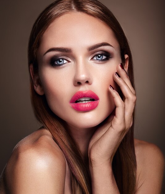 Retrato de muchacha hermosa modelo con maquillaje de noche y peinado romántico. labios rojos