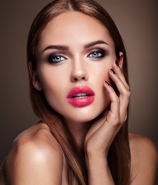 Retrato de muchacha hermosa modelo con maquillaje de noche y peinado romántico. labios rojos