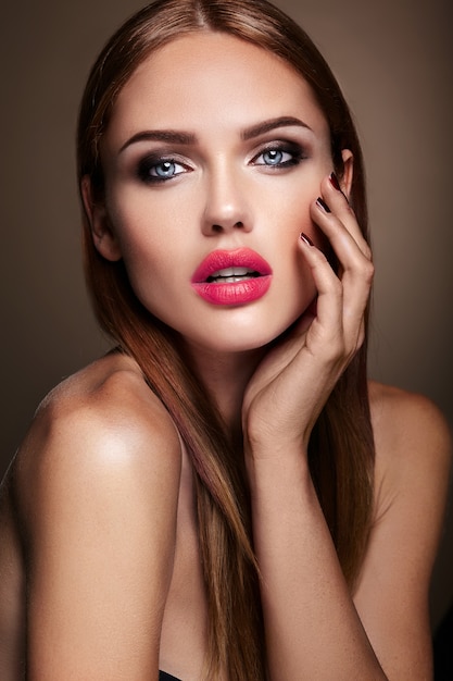 Retrato de muchacha hermosa modelo con maquillaje de noche y peinado romántico. labios rojos