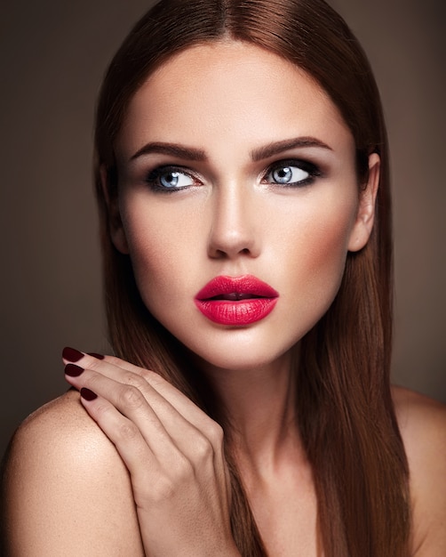 Retrato de muchacha hermosa modelo con maquillaje de noche y peinado romántico. labios rojos