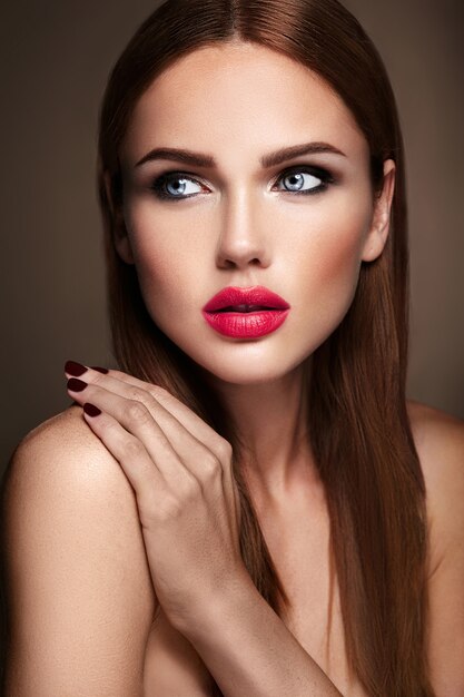 Retrato de muchacha hermosa modelo con maquillaje de noche y peinado romántico. labios rojos