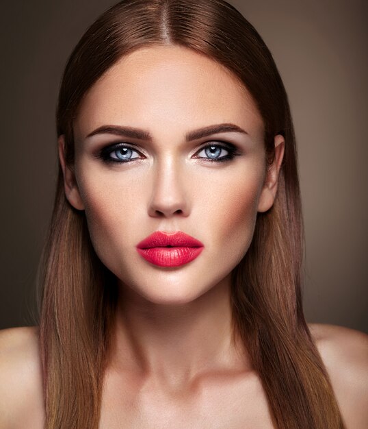 Retrato de muchacha hermosa modelo con maquillaje de noche y peinado romántico. Labios rosados