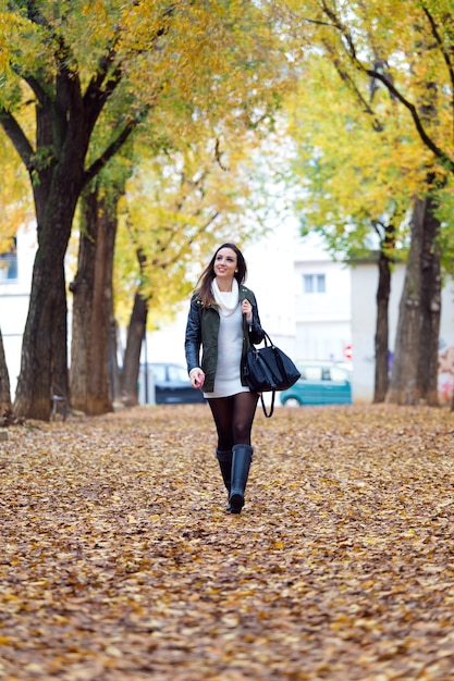 Retrato de muchacha hermosa que camina en otoño.