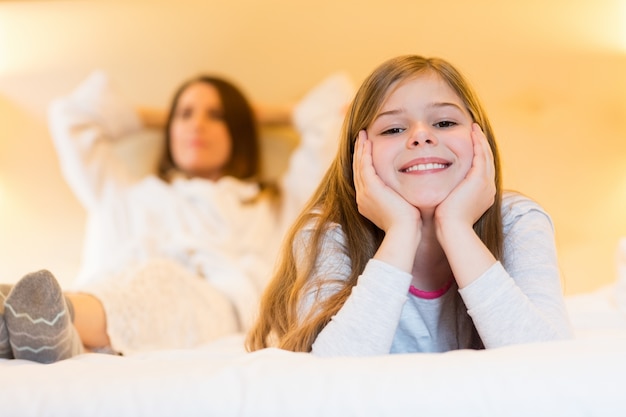 Foto gratuita retrato de la muchacha sonriente en el dormitorio