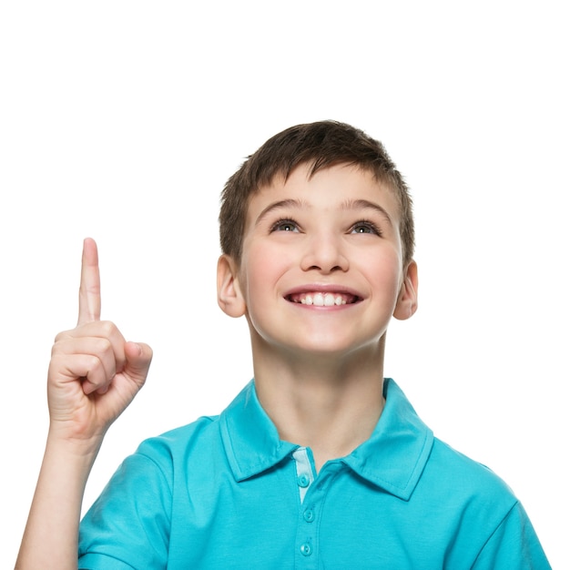 Foto gratuita retrato de muchacho adolescente alegre con buena idea