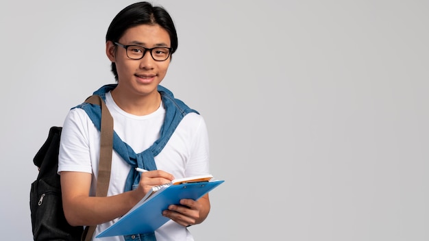 Retrato de muchacho adolescente asiático listo para la escuela