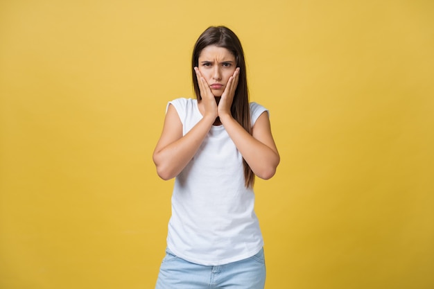 Foto gratuita retrato de mujer aburrida y resentida en tiro de estudio.