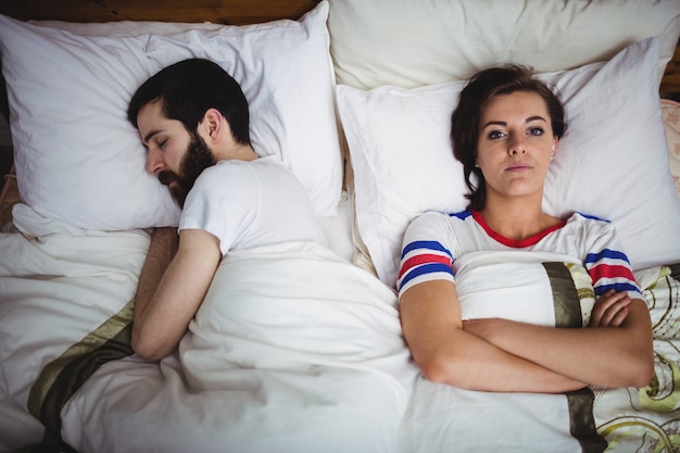 Retrato de mujer acostada en la cama