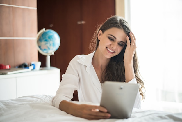 Foto gratuita retrato de mujer acostada en la cama