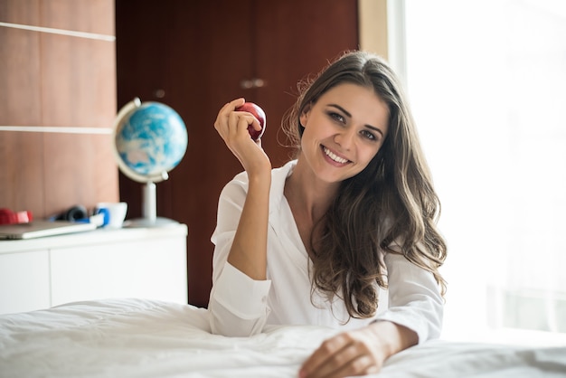 Foto gratuita retrato de mujer acostada en la cama