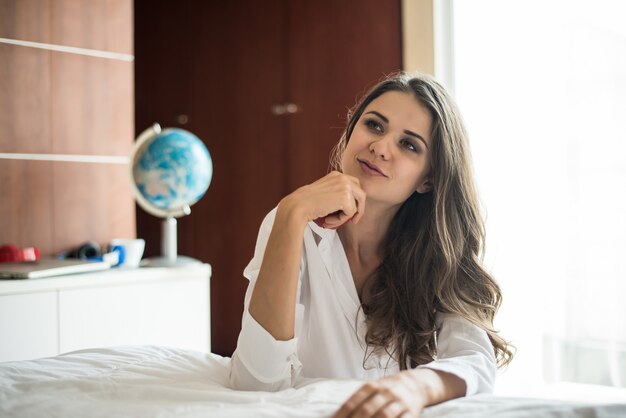 Retrato de mujer acostada en la cama