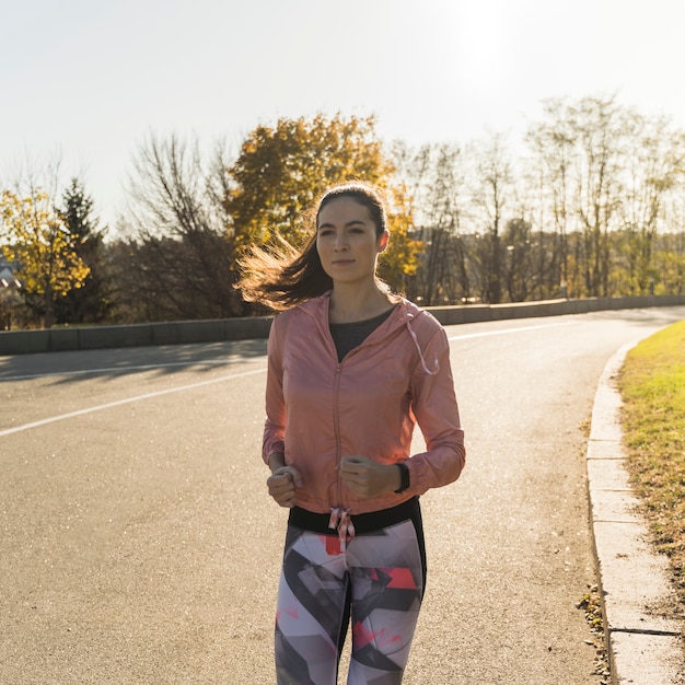 Foto gratuita retrato de mujer activa corriendo