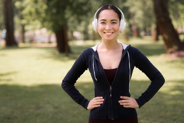 Foto gratuita retrato de mujer activa escuchando música