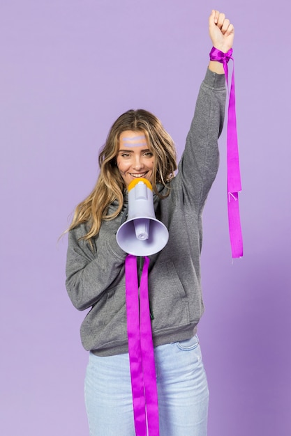 Retrato de mujer activista protestando