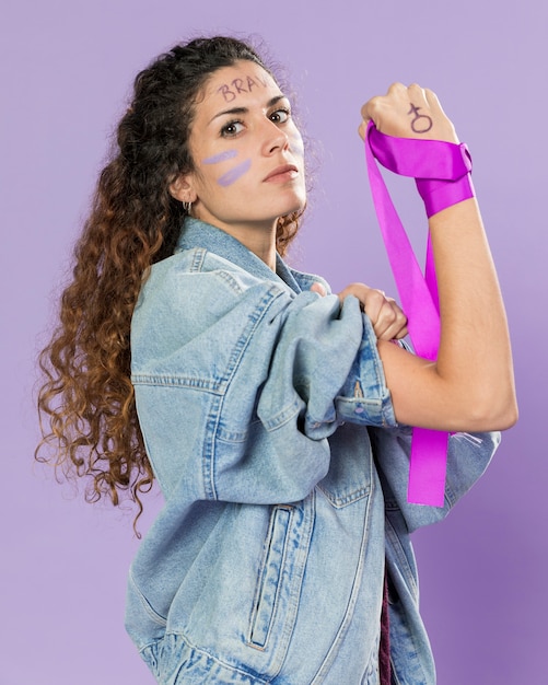 Foto gratuita retrato de mujer activista protestando