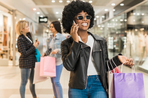 Retrato de mujer adulta con bolsas de compras