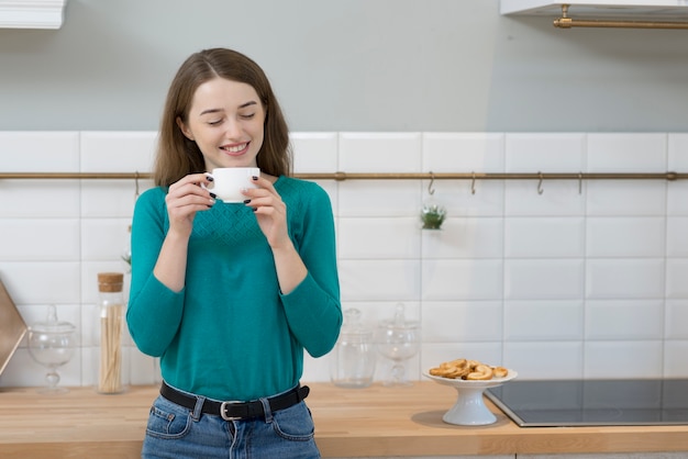 Foto gratuita retrato de mujer adulta disfrutando de una taza de café