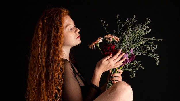 Retrato de mujer adulta con flores de colores