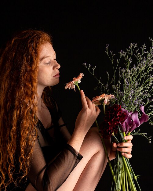 Retrato de mujer adulta con flores de colores