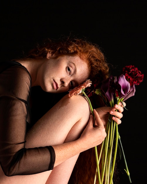 Retrato de mujer adulta con flores de colores