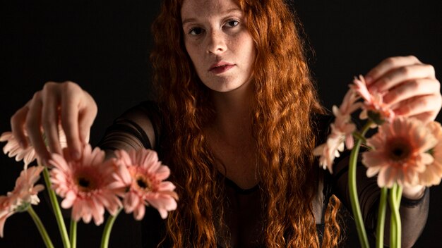 Retrato de mujer adulta con flores de colores