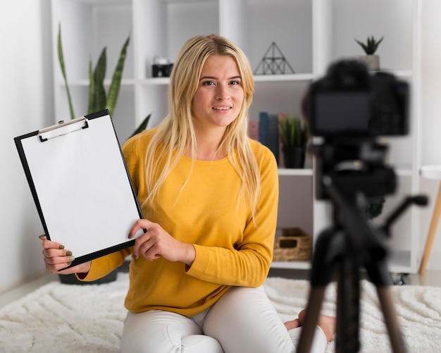 Retrato de mujer adulta grabando video en casa