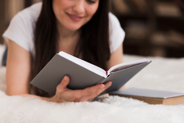 Retrato de mujer adulta leyendo un libro