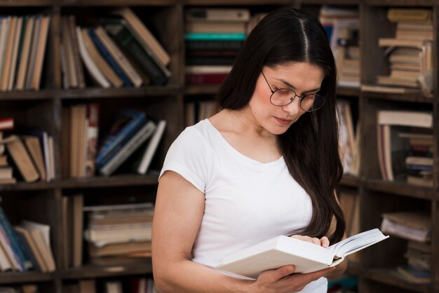 Foto gratuita retrato de mujer adulta leyendo un libro