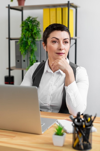 Foto gratuita retrato de mujer adulta mirando a otro lado