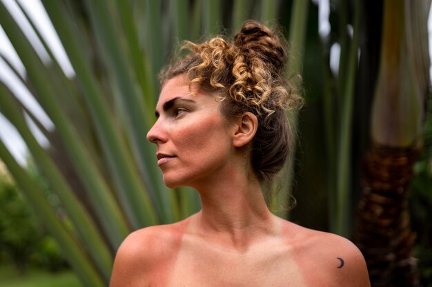 Retrato de mujer adulta con piel quemada por el sol
