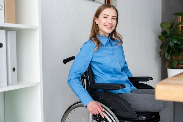 Retrato de mujer adulta positiva sonriendo