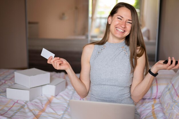 Retrato de mujer adulta sonriendo después de comprar en línea