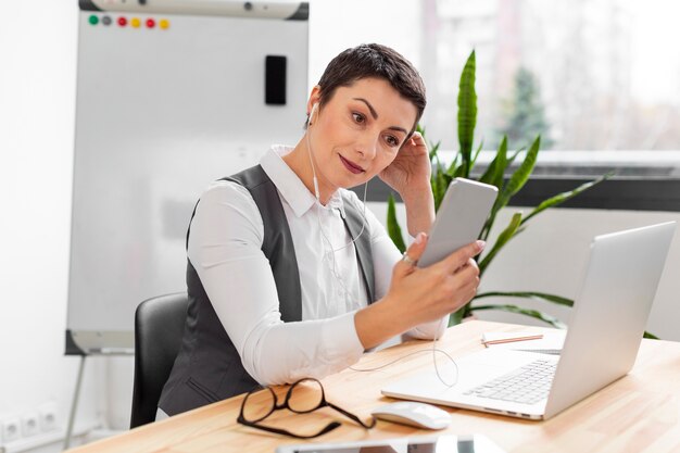 Retrato de mujer adulta trabajando desde la oficina