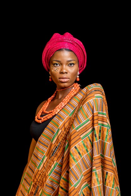 Retrato de mujer africana con accesorios tradicionales y posando