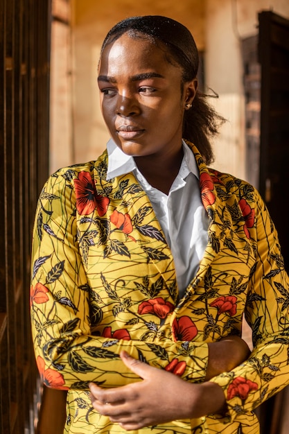 Retrato de mujer africana seria en abrigo floral