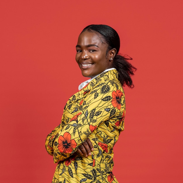 Retrato de mujer africana sonriente en abrigo floral