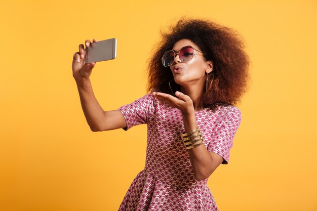 Retrato de una mujer afroamericana bastante joven